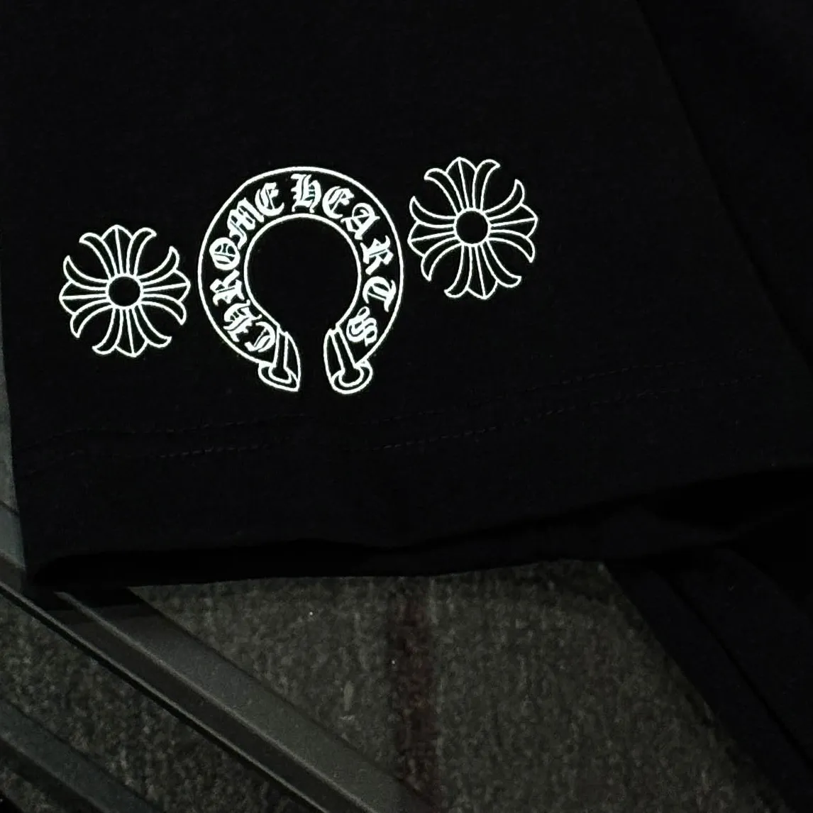 P170 Chrome Hearts Chrome Hearts 25 high version. The fabric is made of 300g high-density pure cotton. It does not deform or shrink. It has three labels. It is the same style for men and women. Technology: Gradient digital printing. Color: White. Black. SIZE: S-XL.